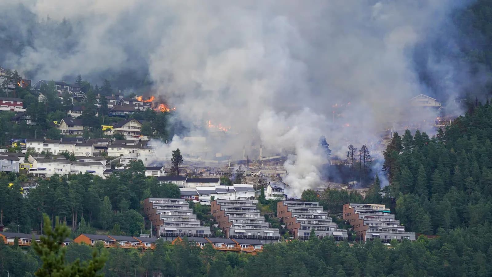 Noruega: evacúan a 400 personas por un incendio que arrasó un centenar de viviendas