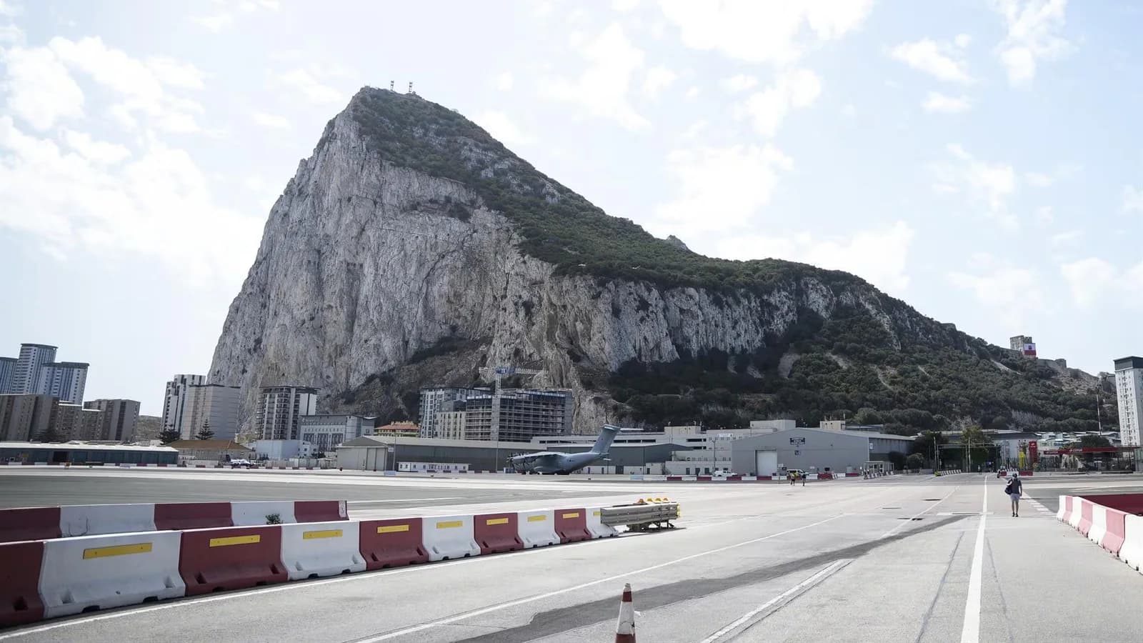 Gibraltar asegura que su aeropuerto funciona con normalidad tras activar el SES