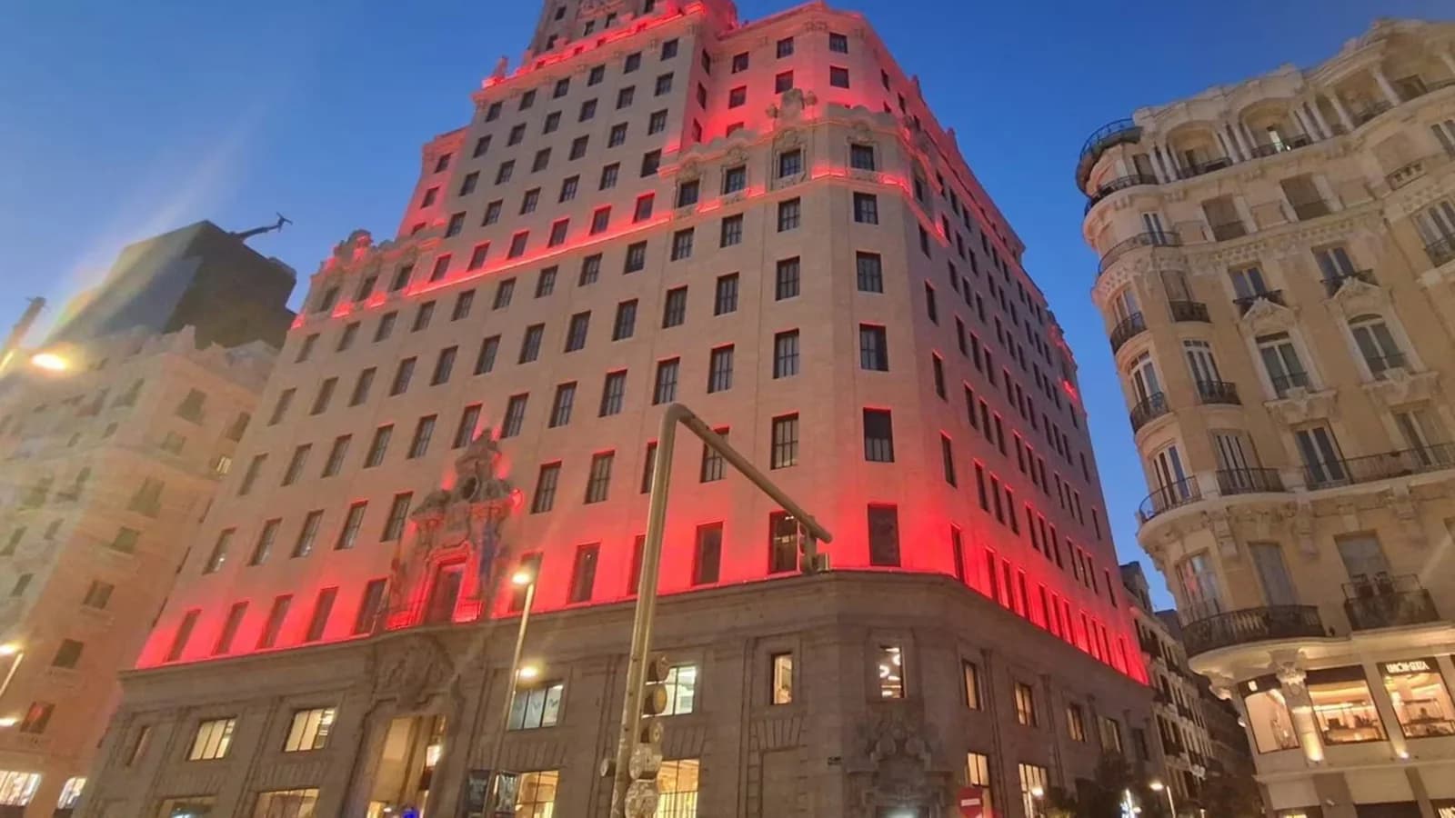 Telefónica teñirá de rojo su edificio de la Gran Vía por la final del Mundial