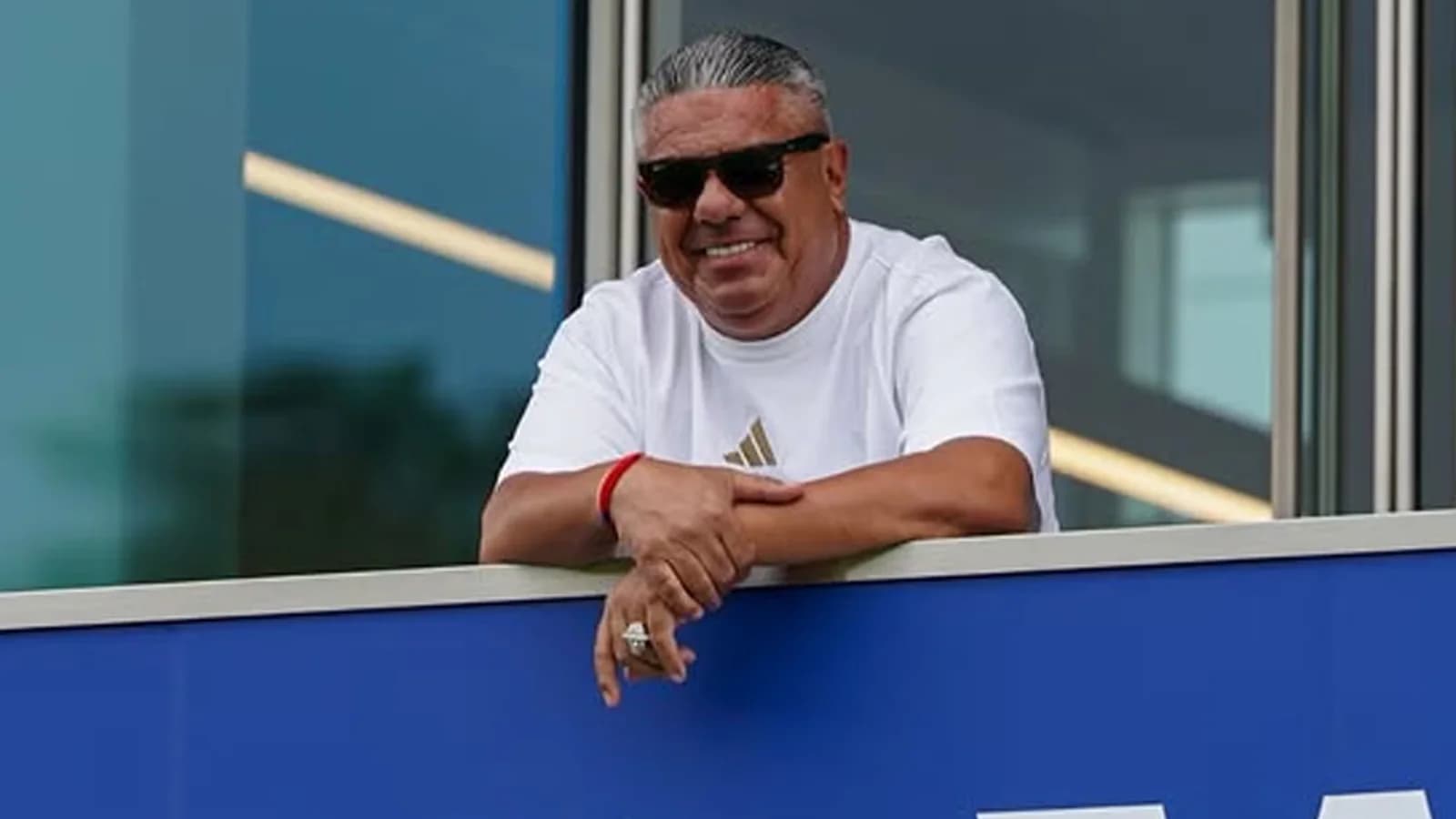 La exposición de Tapia y el uso de la Selección como escudo