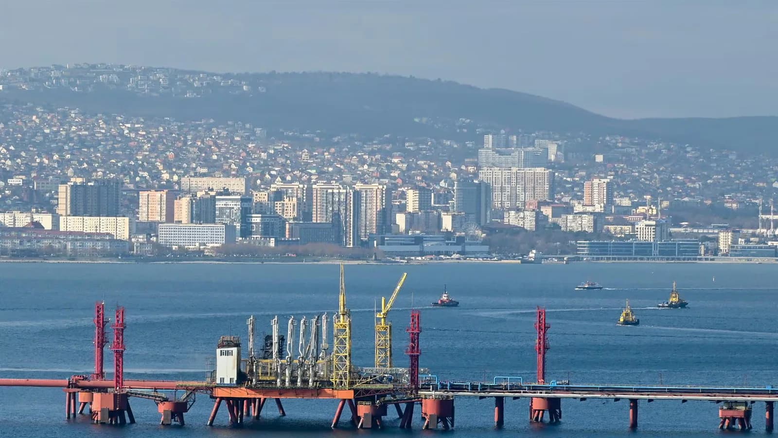 Ucrania anuncia ataques contra buques y depósitos de petróleo tras el bombardeo de Kiev