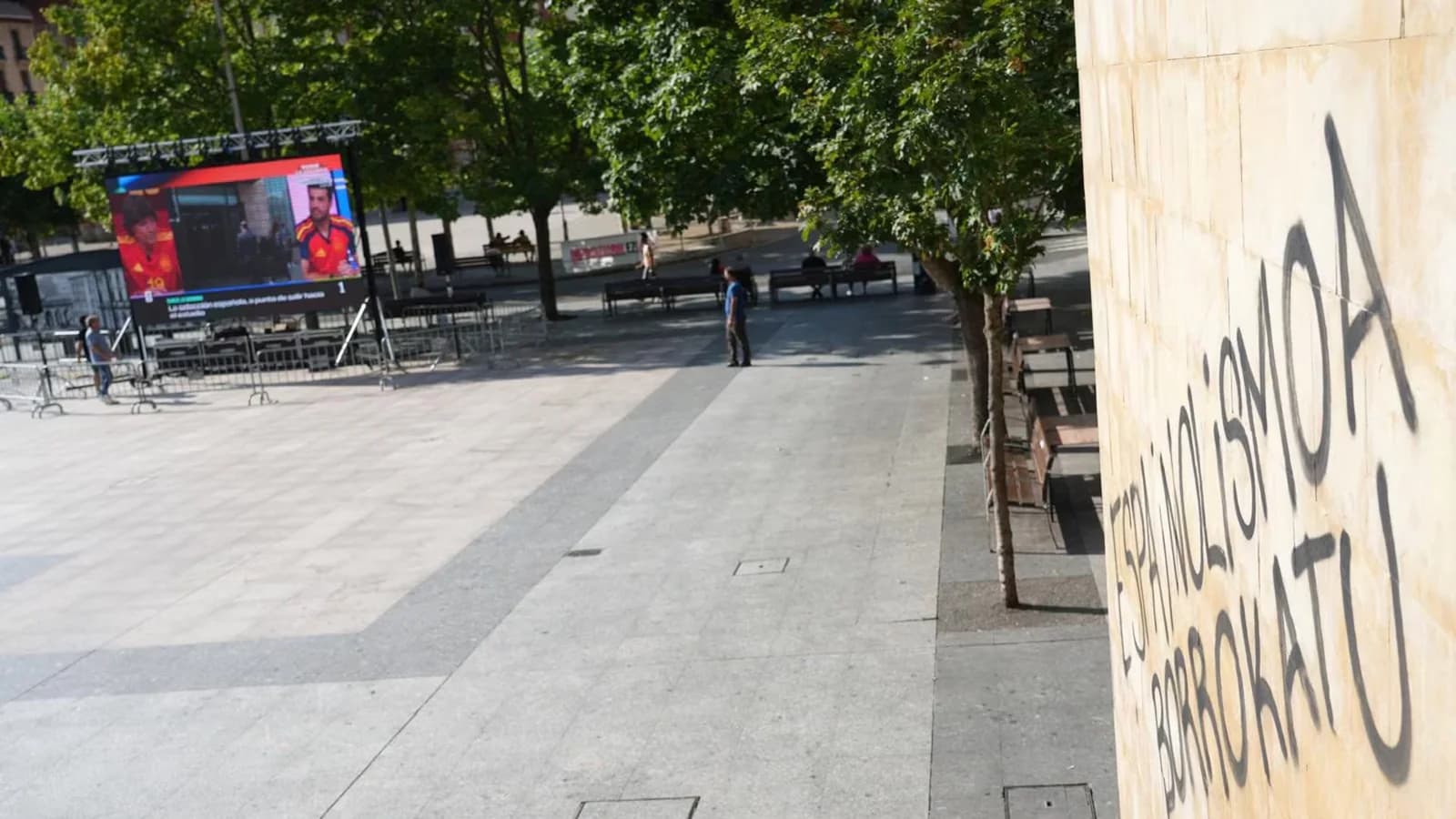 Pintadas contra España en Eibar y una pancarta retirada en Bilbao