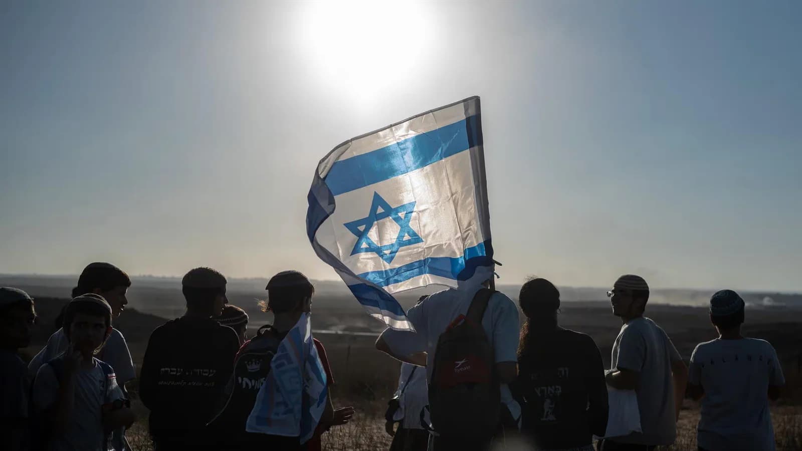 Activistas israelíes atraviesan un control militar rumbo a la Franja de Gaza