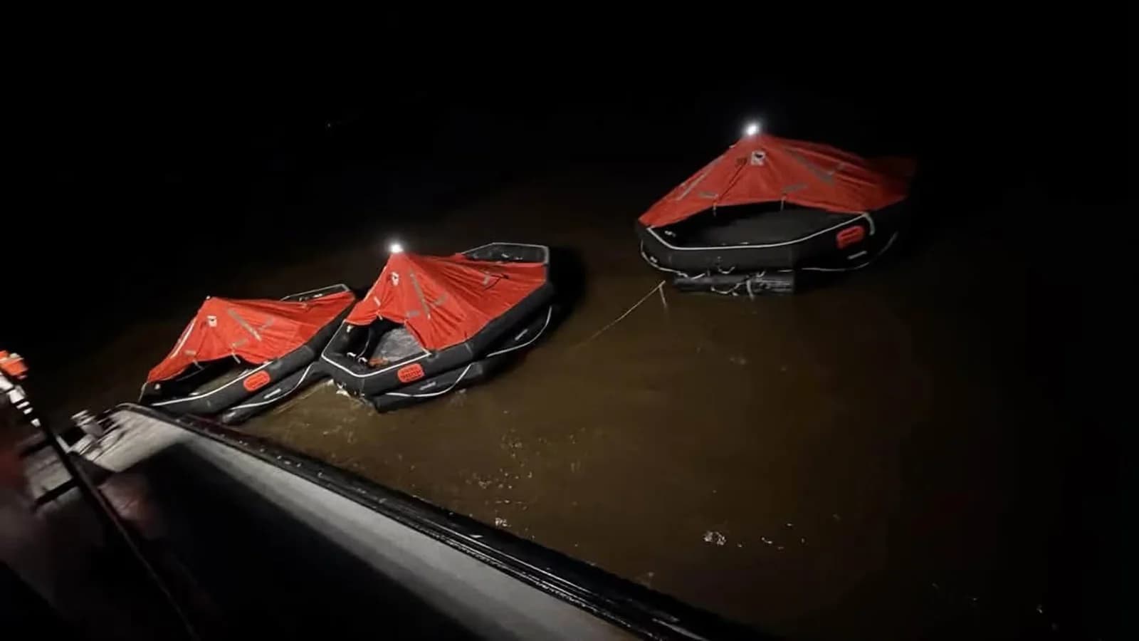 Rescataron a 67 personas tras el vuelco de un ferry en Guyana