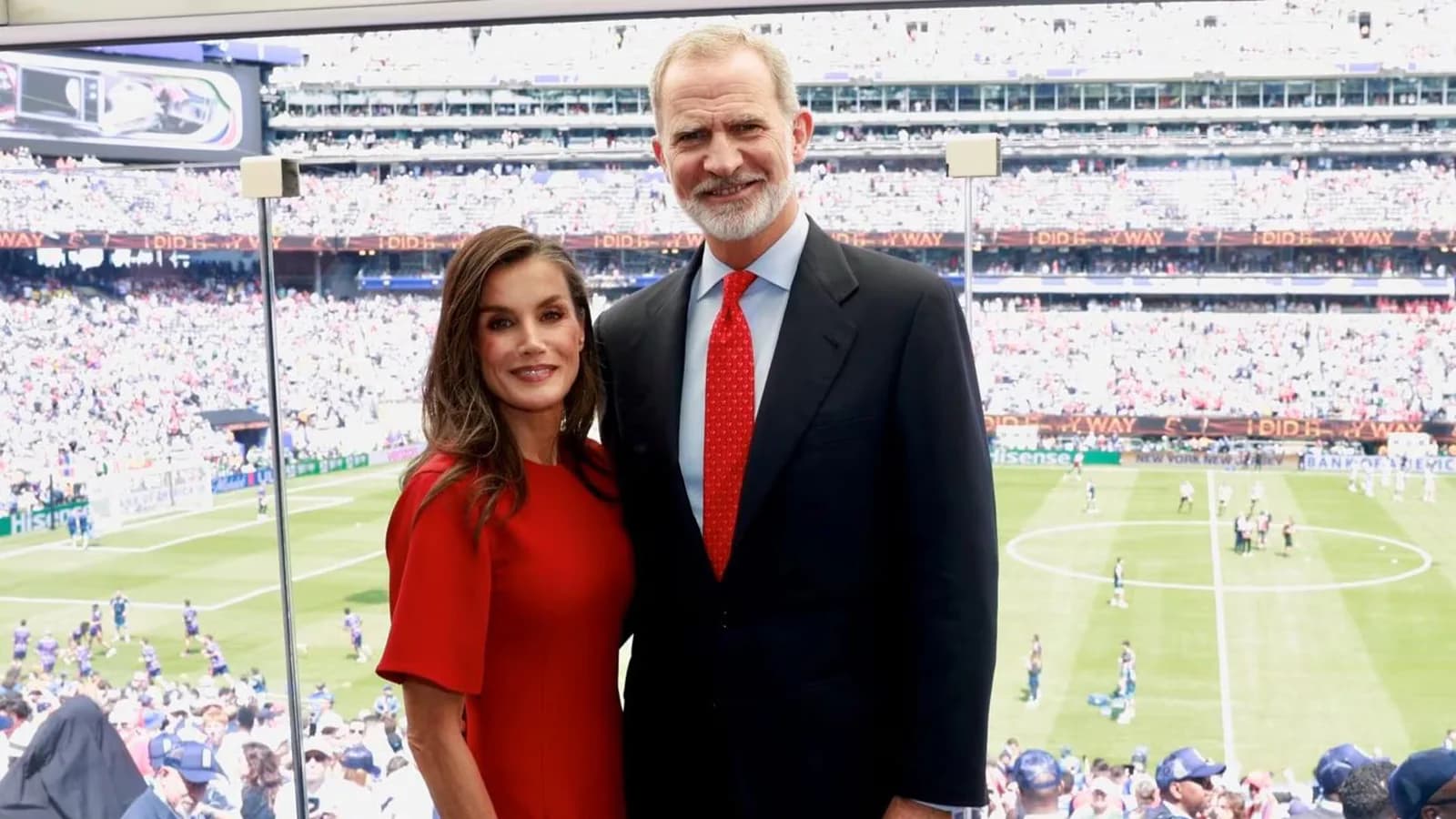 Letizia recuperó un icónico diseño rojo de Adolfo Domínguez en la final del Mundial