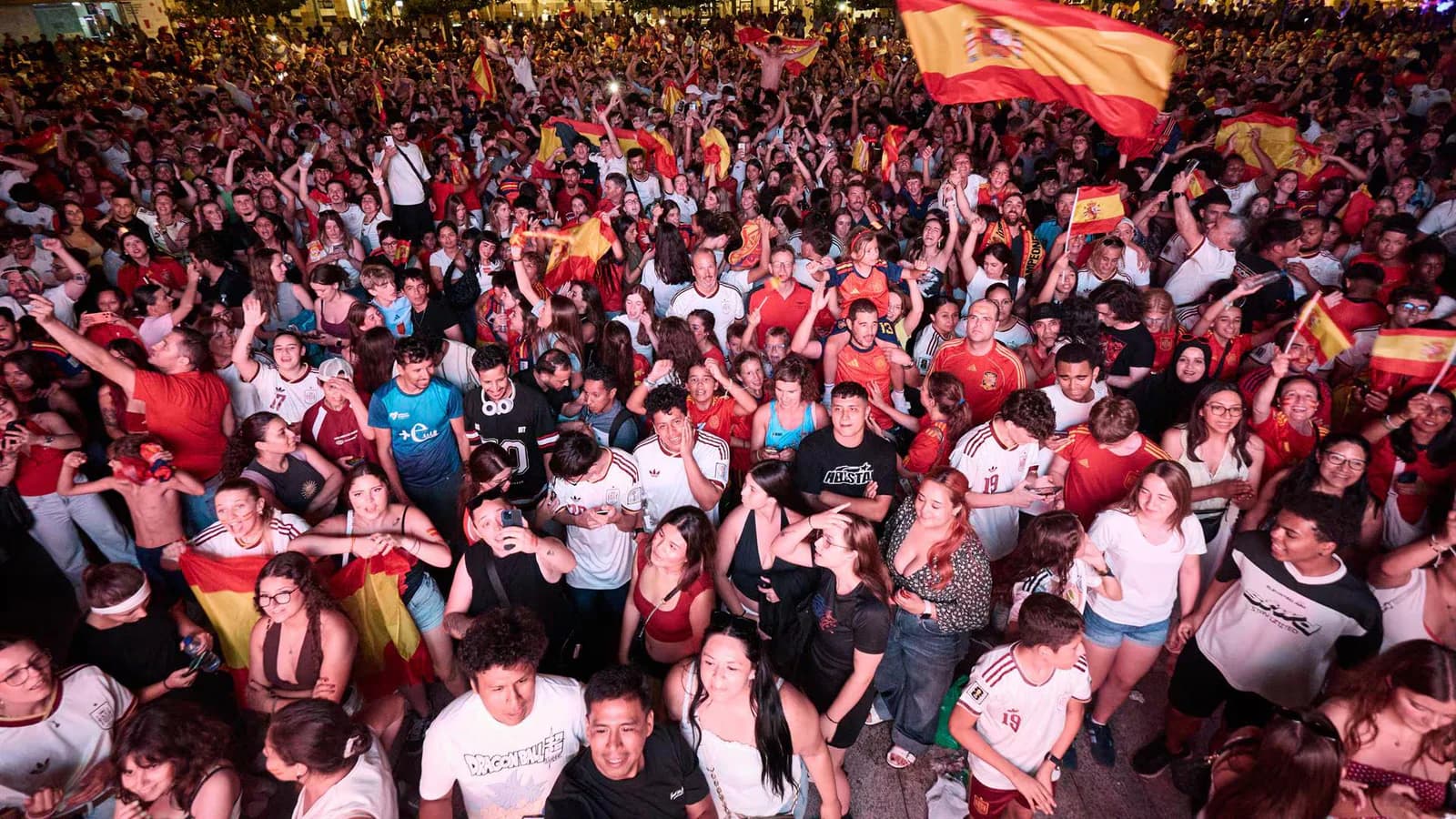 Pamplona celebró hasta la madrugada el triunfo de España en la final del Mundial