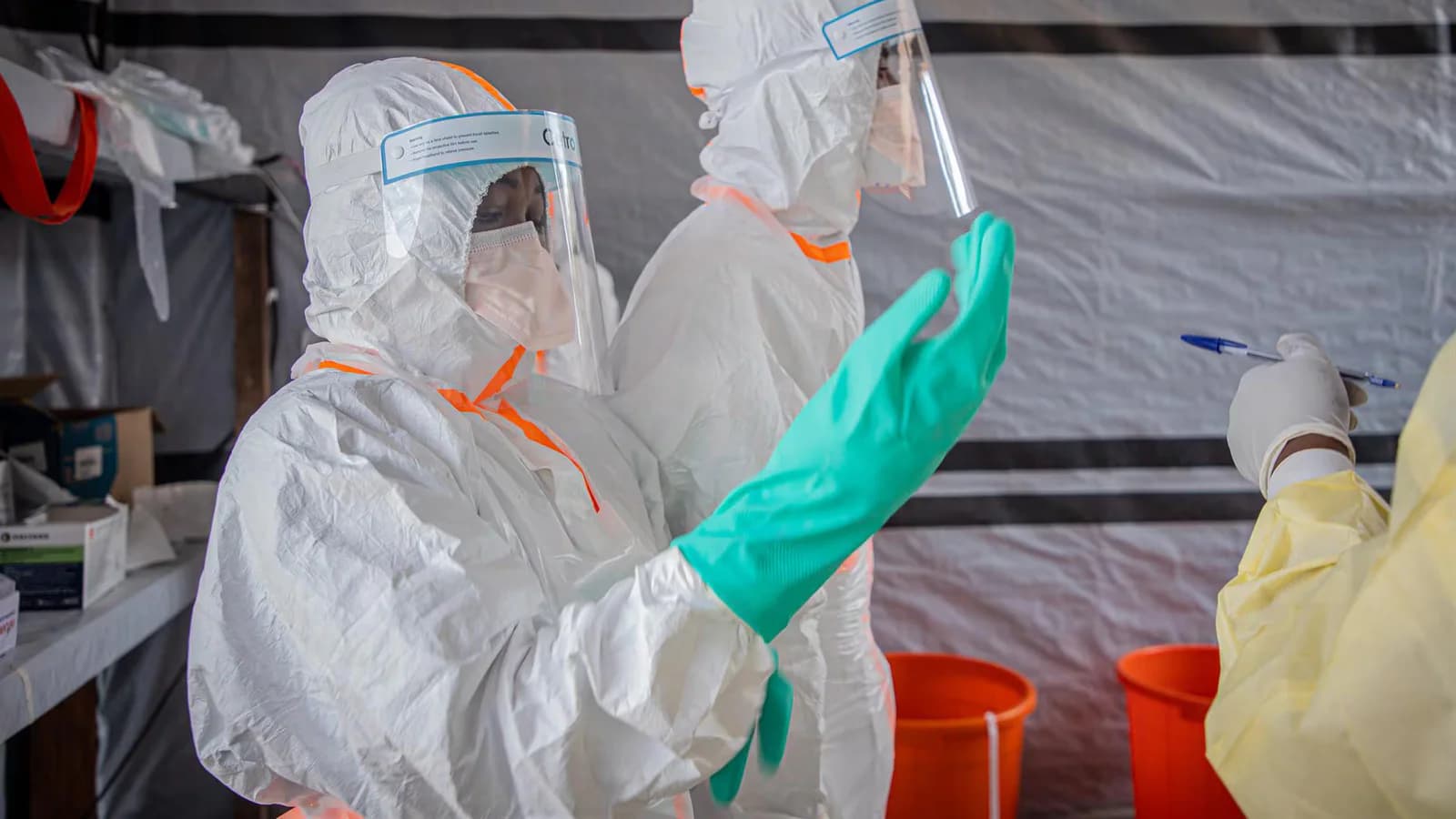 El brote de ébola en la RDC suma 2.344 casos y 930 muertes
