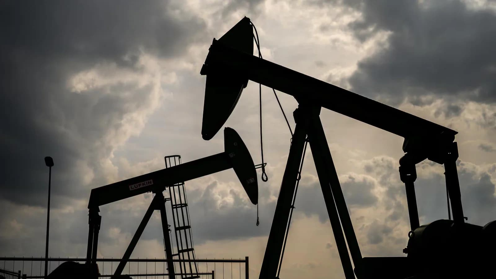 El Brent retrocede 4% desde su máximo tras la continuidad del diálogo entre Irán y EE.UU.