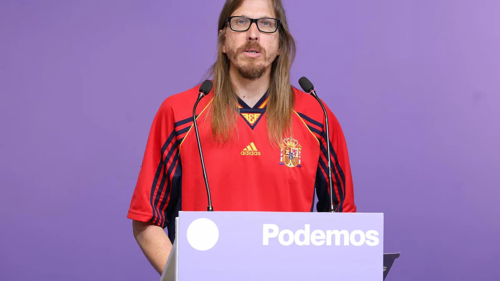 Podemos celebró el triunfo de España y cuestionó a Trump por entregar el trofeo