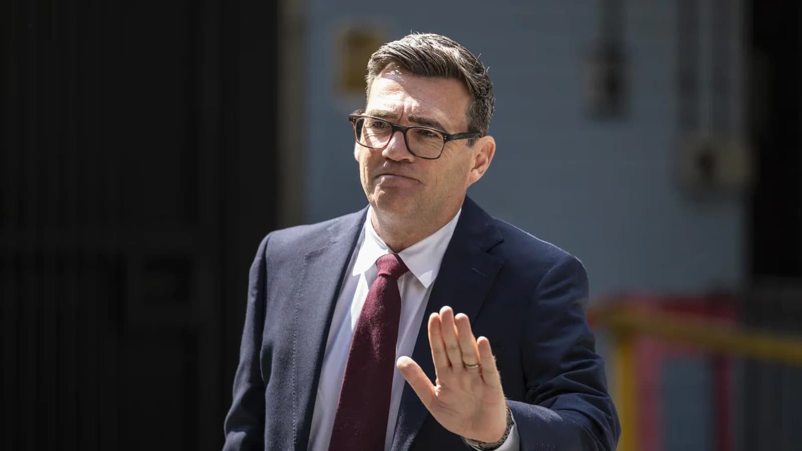 Andy Burnham promete un gobierno diferente y anticipa medidas por el costo de vida