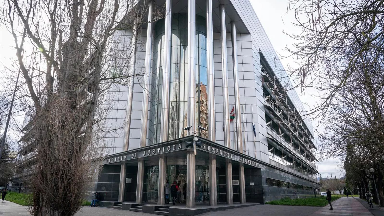 Condenan a seis meses de prisión al exjefe de seguridad de Osakidetza por usar un título falso