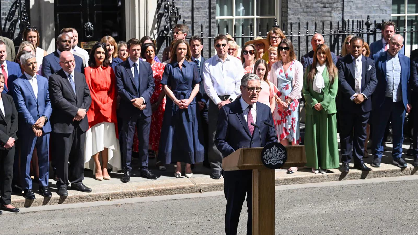 Keir Starmer deja Downing Street y reivindica su gestión al frente del Gobierno británico