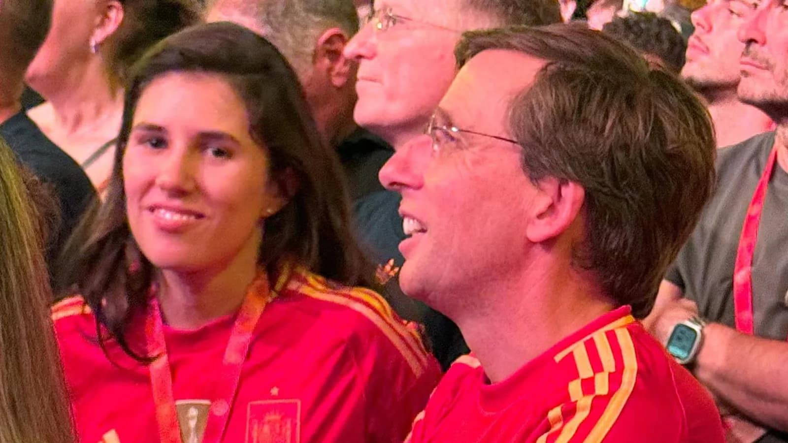 Martínez-Almeida y Teresa Urquijo festejaron el título mundial en la Cibeles
