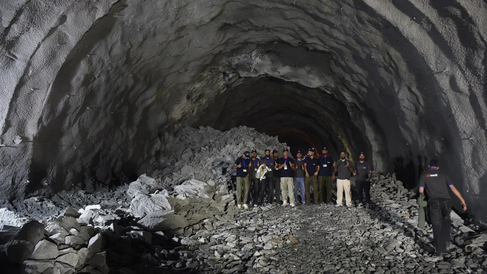 Diez muertos y 18 atrapados tras un derrumbe en un túnel de India