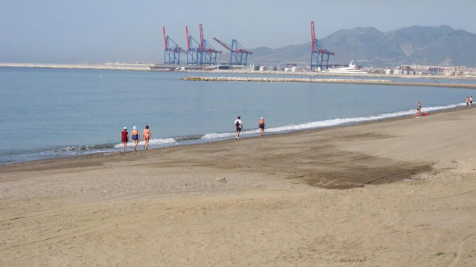 El Gobierno español amplía a las playas las zonas libres de humo