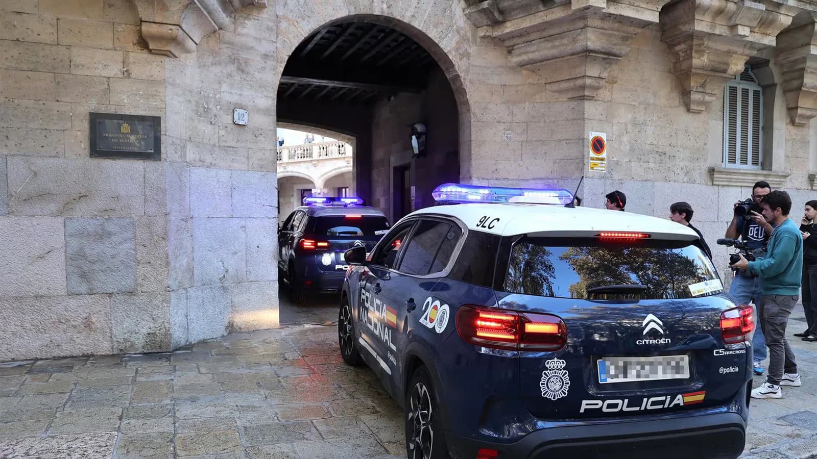 Piden 27 años de prisión para tres turistas acusados de violar a una joven en Palma