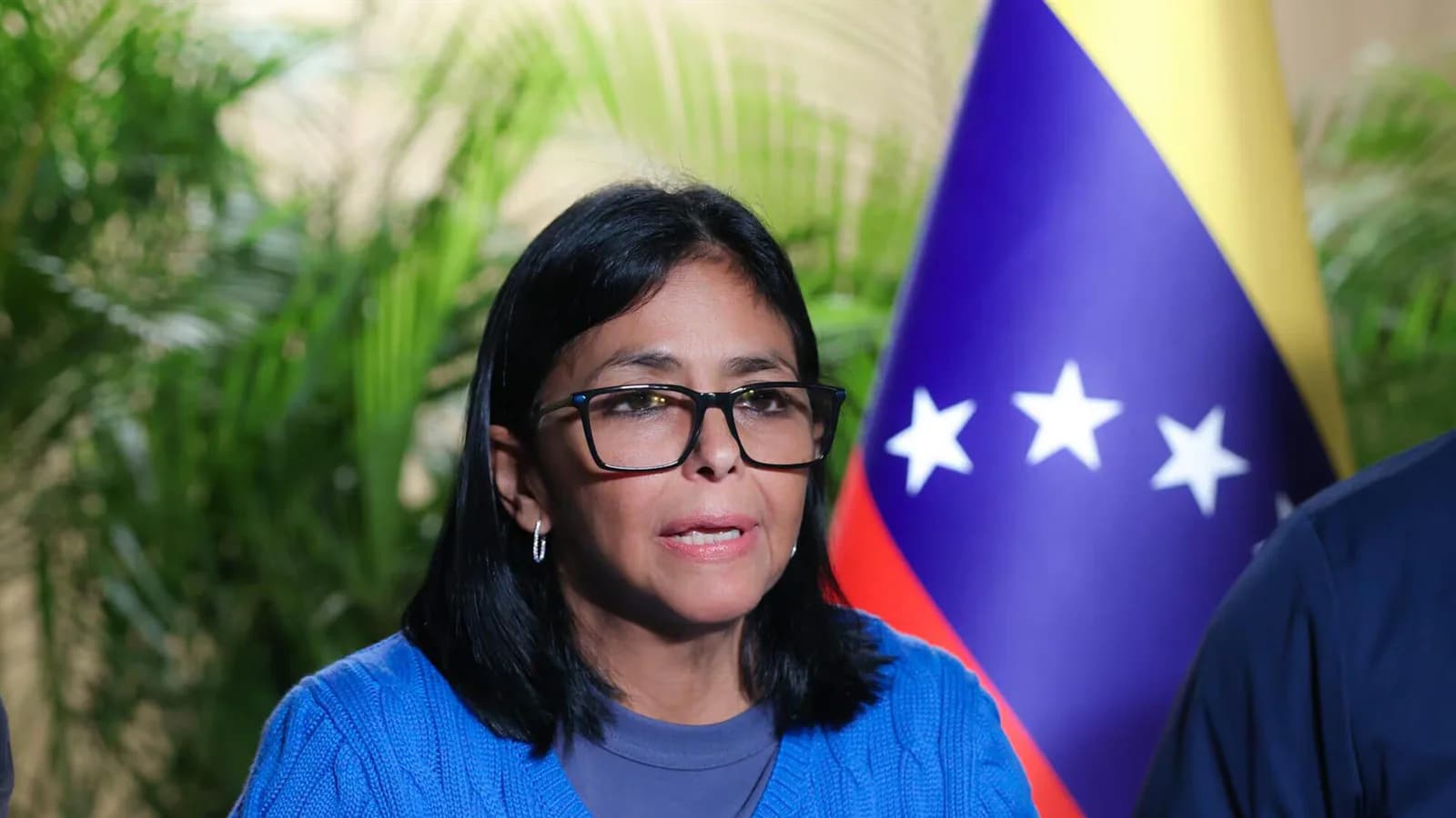 Delcy Rodríguez evalúa terrenos en La Guaira para construir viviendas tras los terremotos