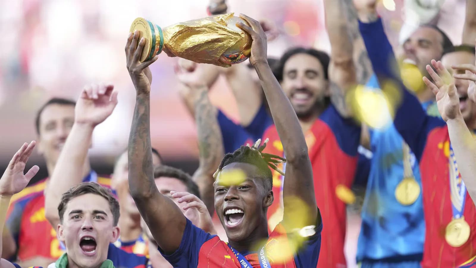 Aburto felicitó a De la Fuente y a los jugadores del Athletic por el Mundial