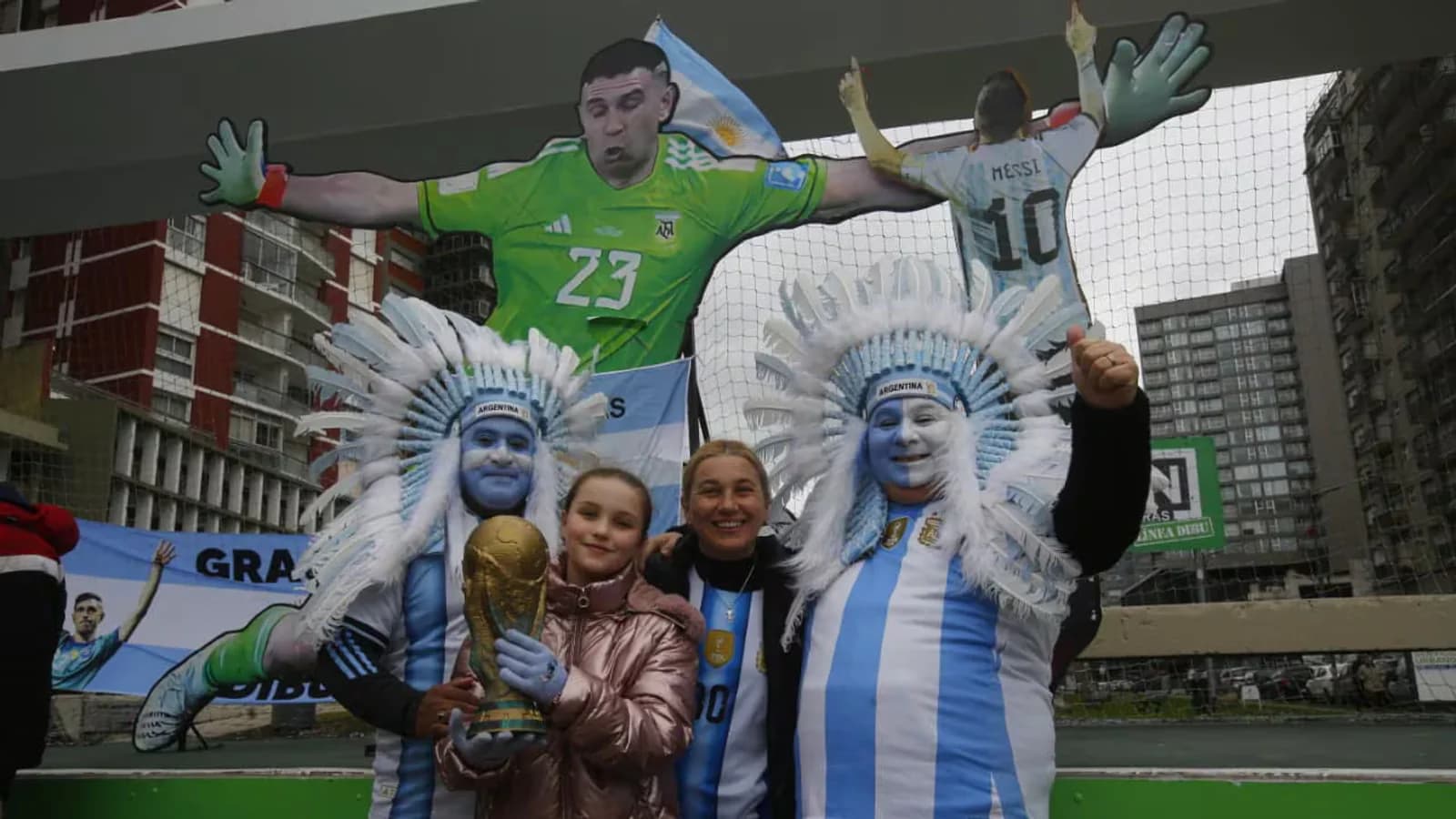 Banderazo en Mar del Plata para pedirle a Dibu Martínez que siga en la Selección