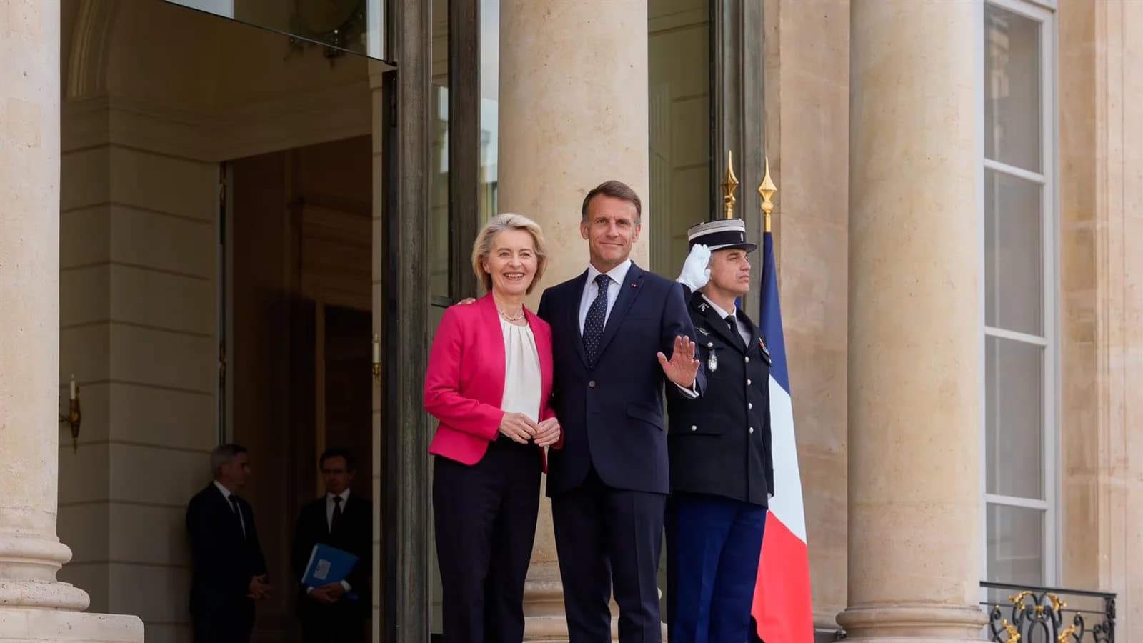 Macron y Von der Leyen acuerdan reforzar la industria europea y proteger a los menores en línea