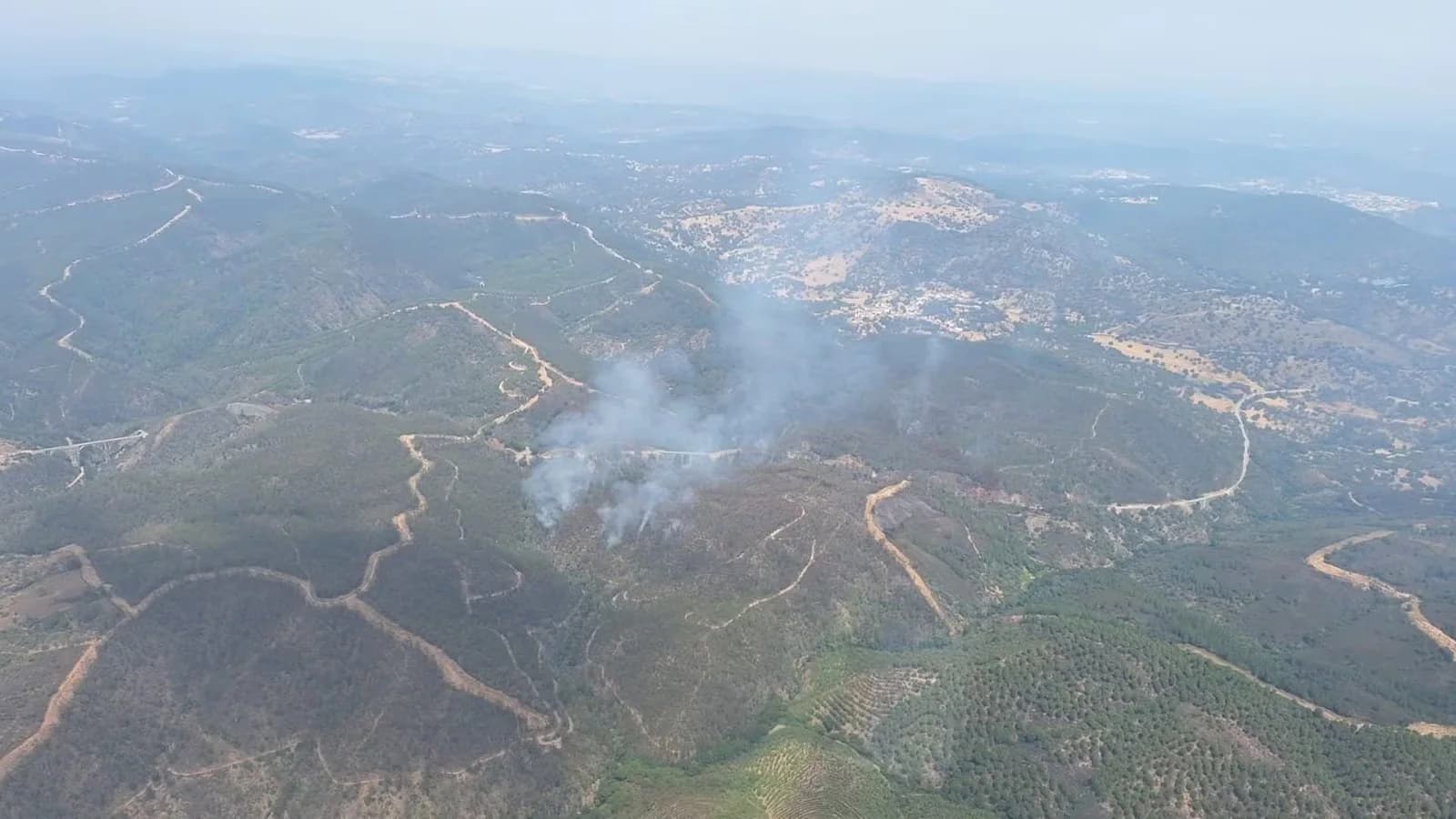 Extinguieron el incendio de Almonaster tras evacuar a unos 350 vecinos