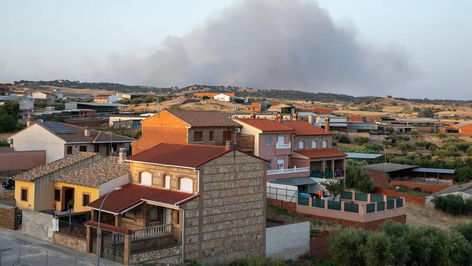 El incendio de Almorox evoluciona favorablemente pese al clima adverso