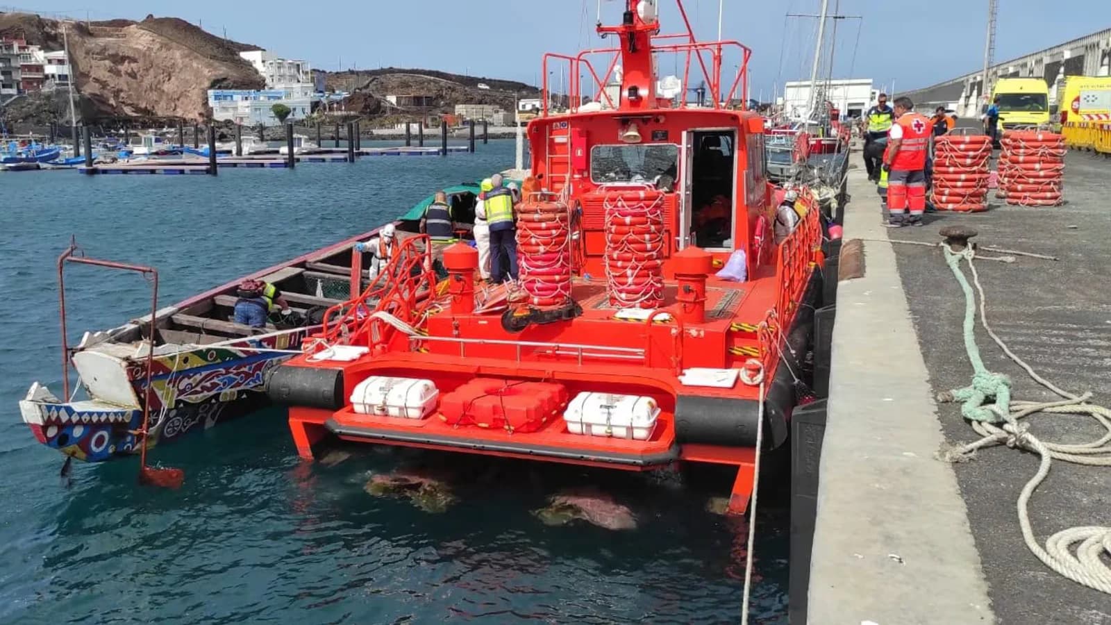 Evacúan a Tenerife a un migrante grave tras el rescate de un cayuco en El Hierro