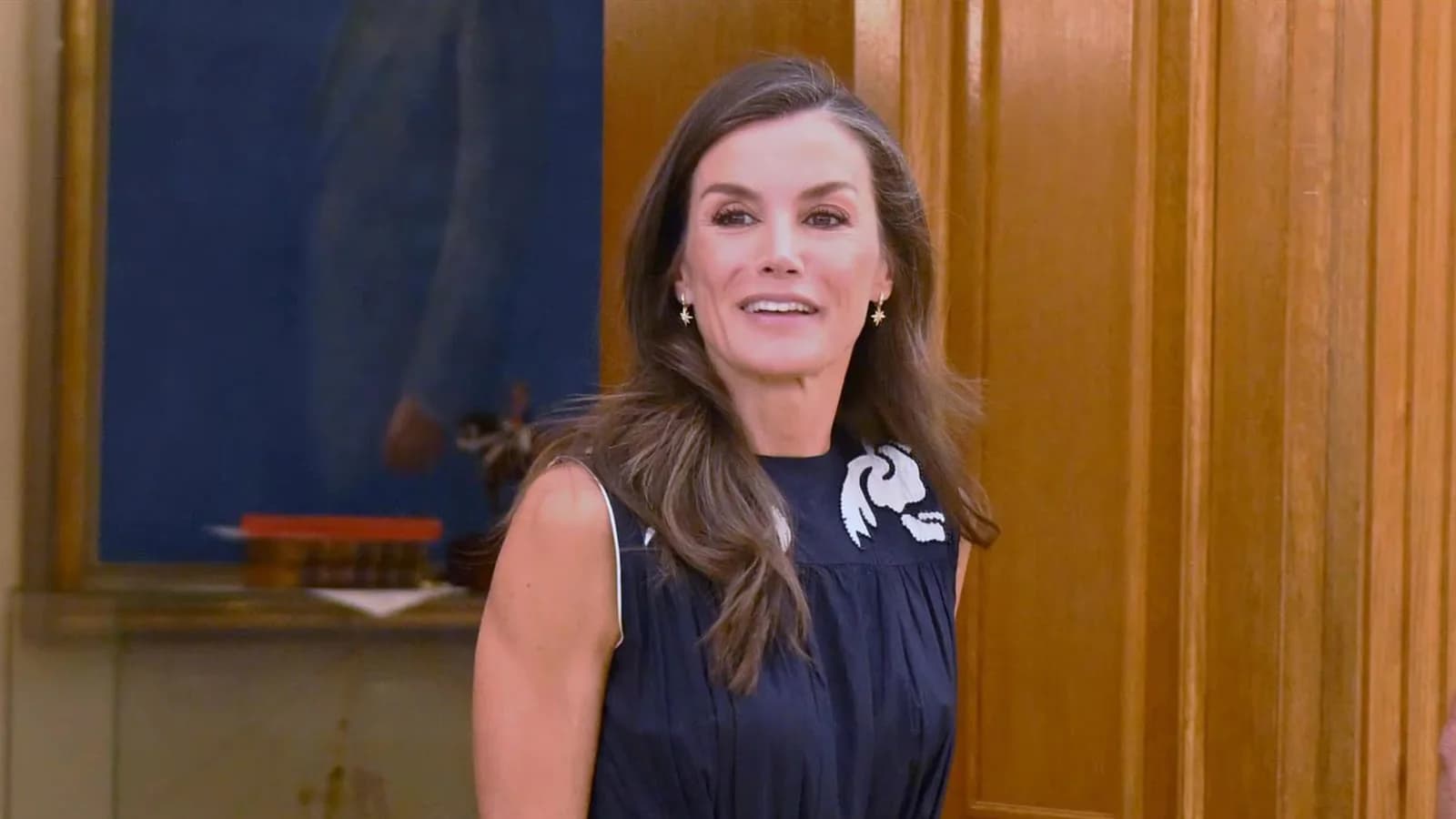 La reina Letizia retoma su agenda y vuelve a lucir un diseño de Antik Batik