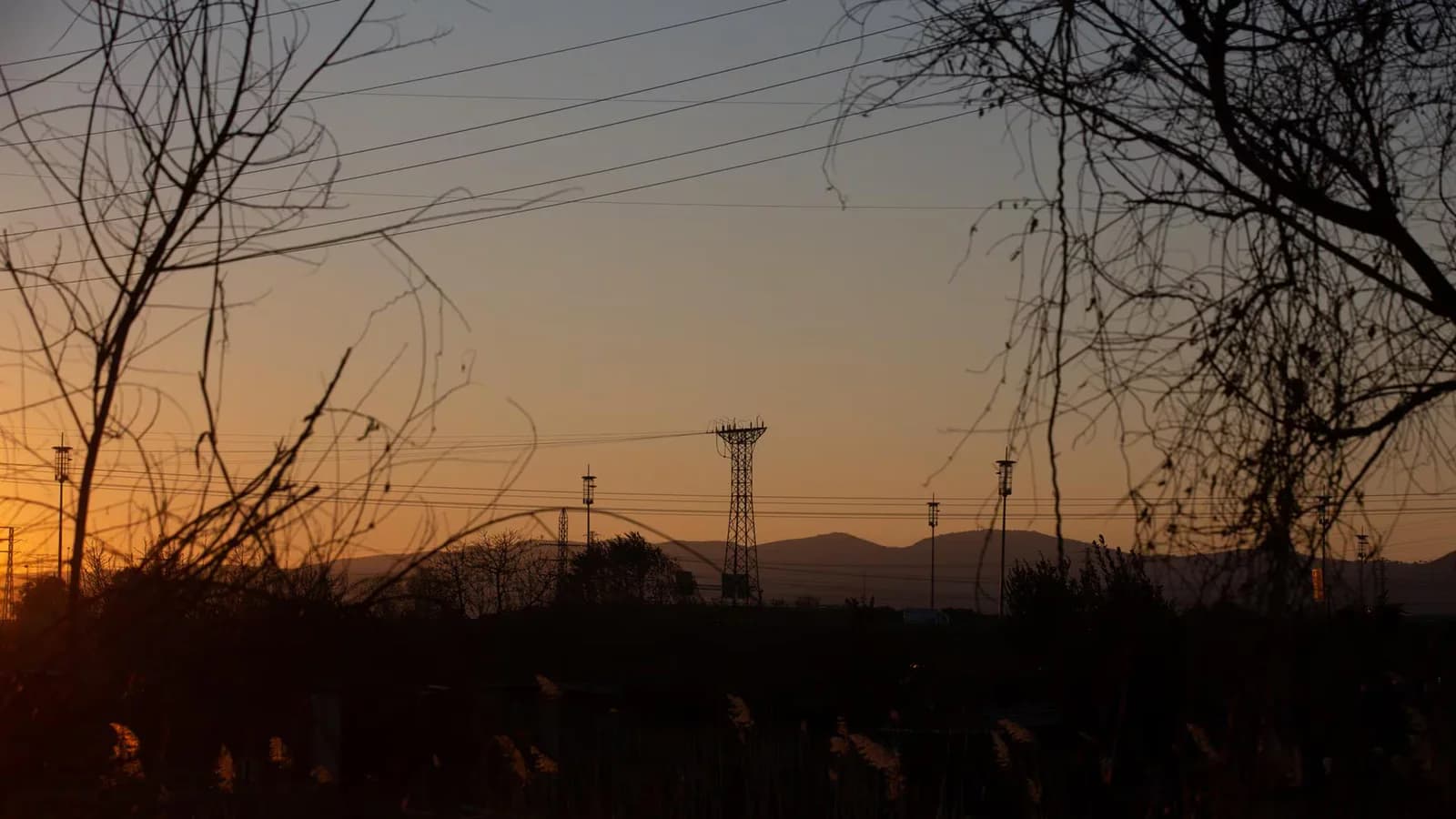 REE pide acelerar la habilitación de renovables para controlar la tensión eléctrica