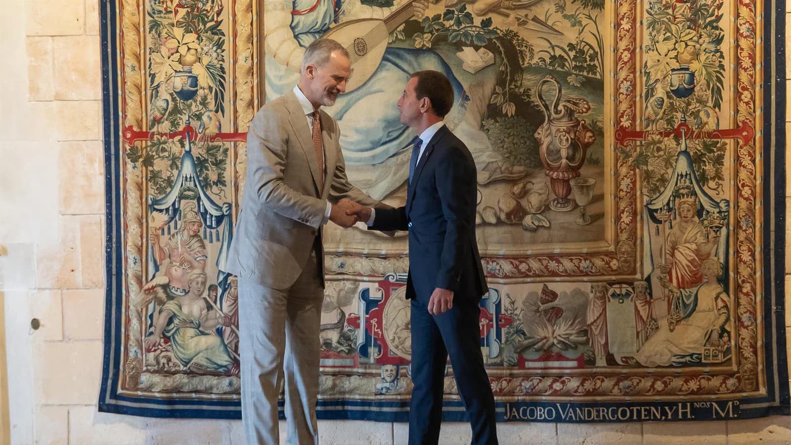 Galmés anuncia ante Felipe VI que Mallorca limitará el ingreso de vehículos desde el próximo verano