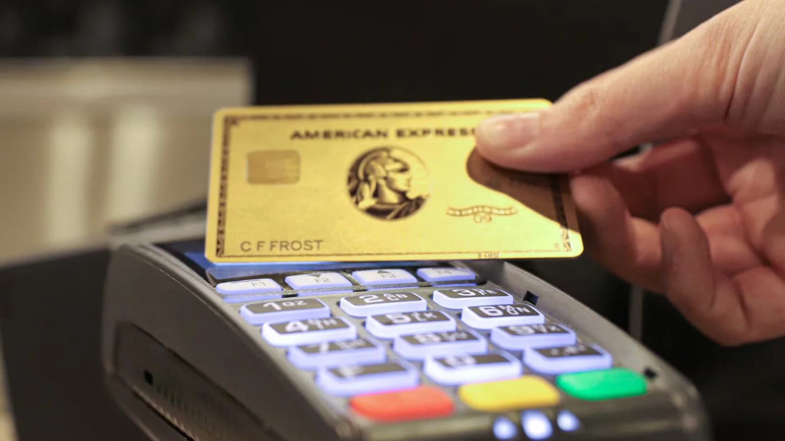 American Express elevó 8% su beneficio y mejoró su previsión anual