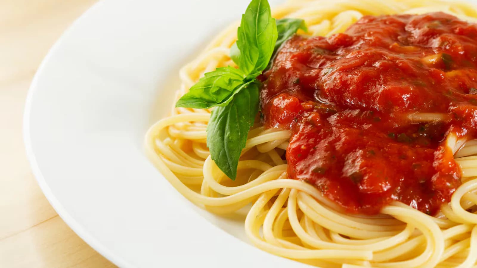 Tallarines rojos con atún: receta peruana para cuatro porciones