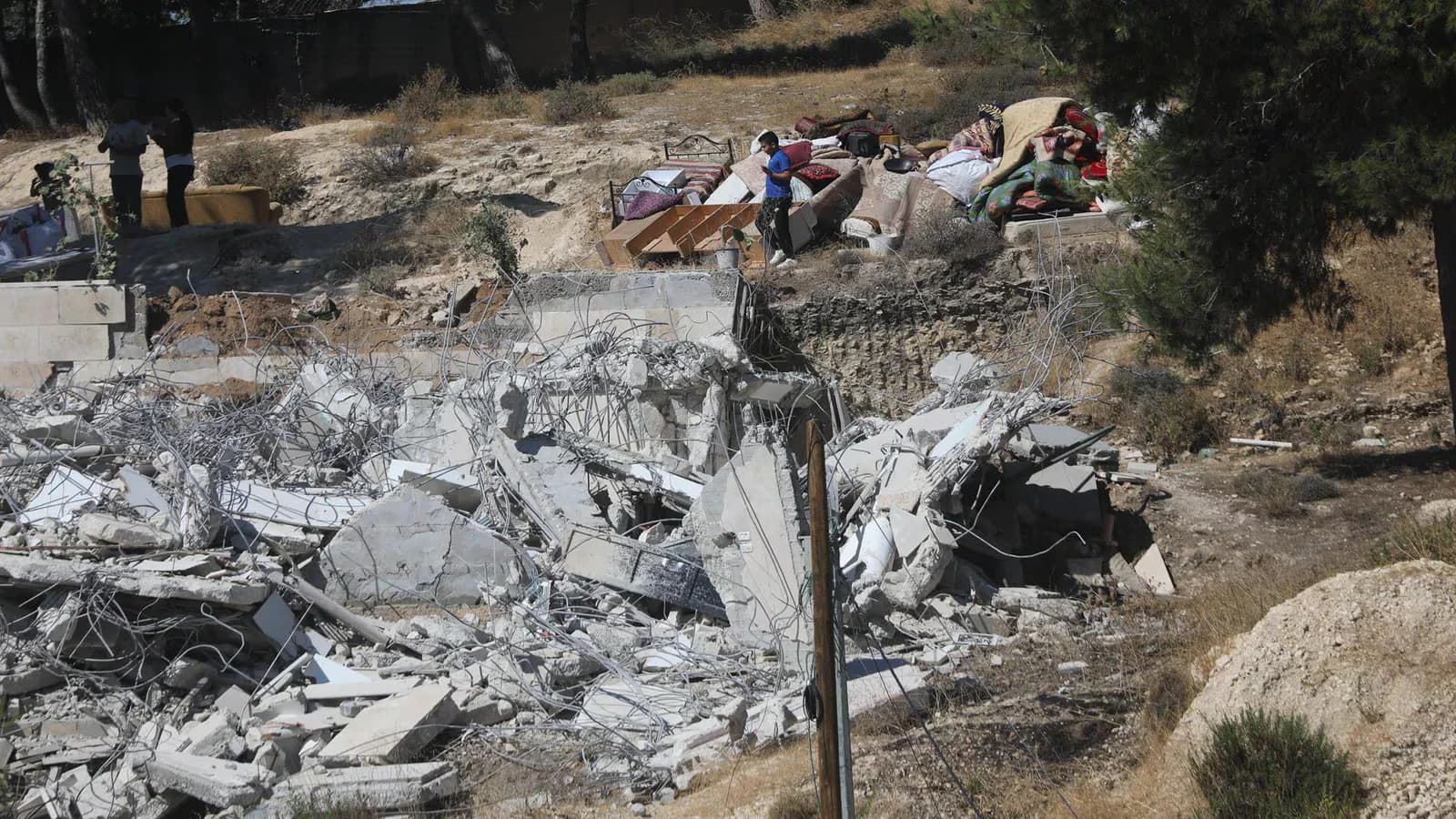 Colonos israelíes atacaron vehículos en una localidad al sureste de Belén