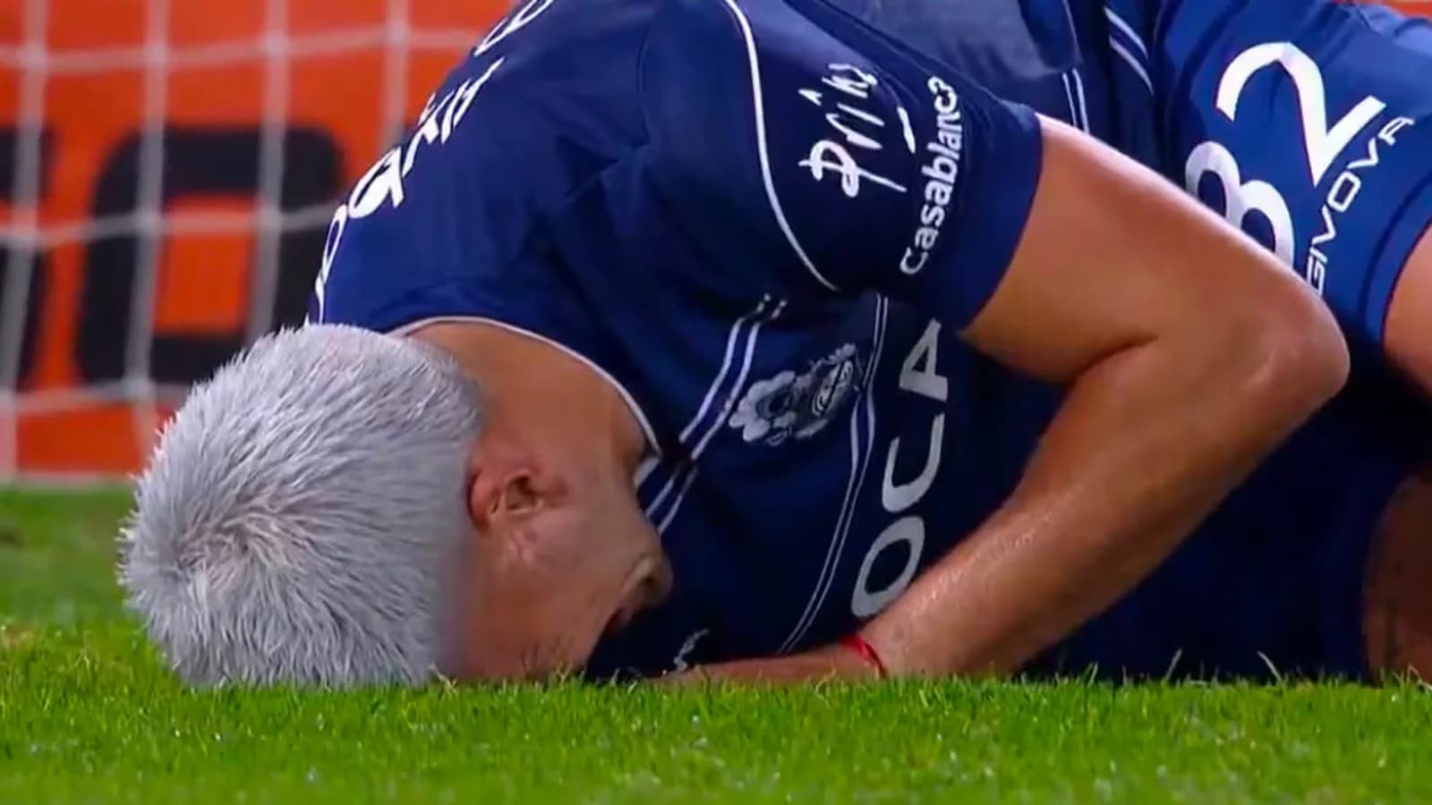 Marcelo Torres erró un penal, se lesionó y salió antes del entretiempo
