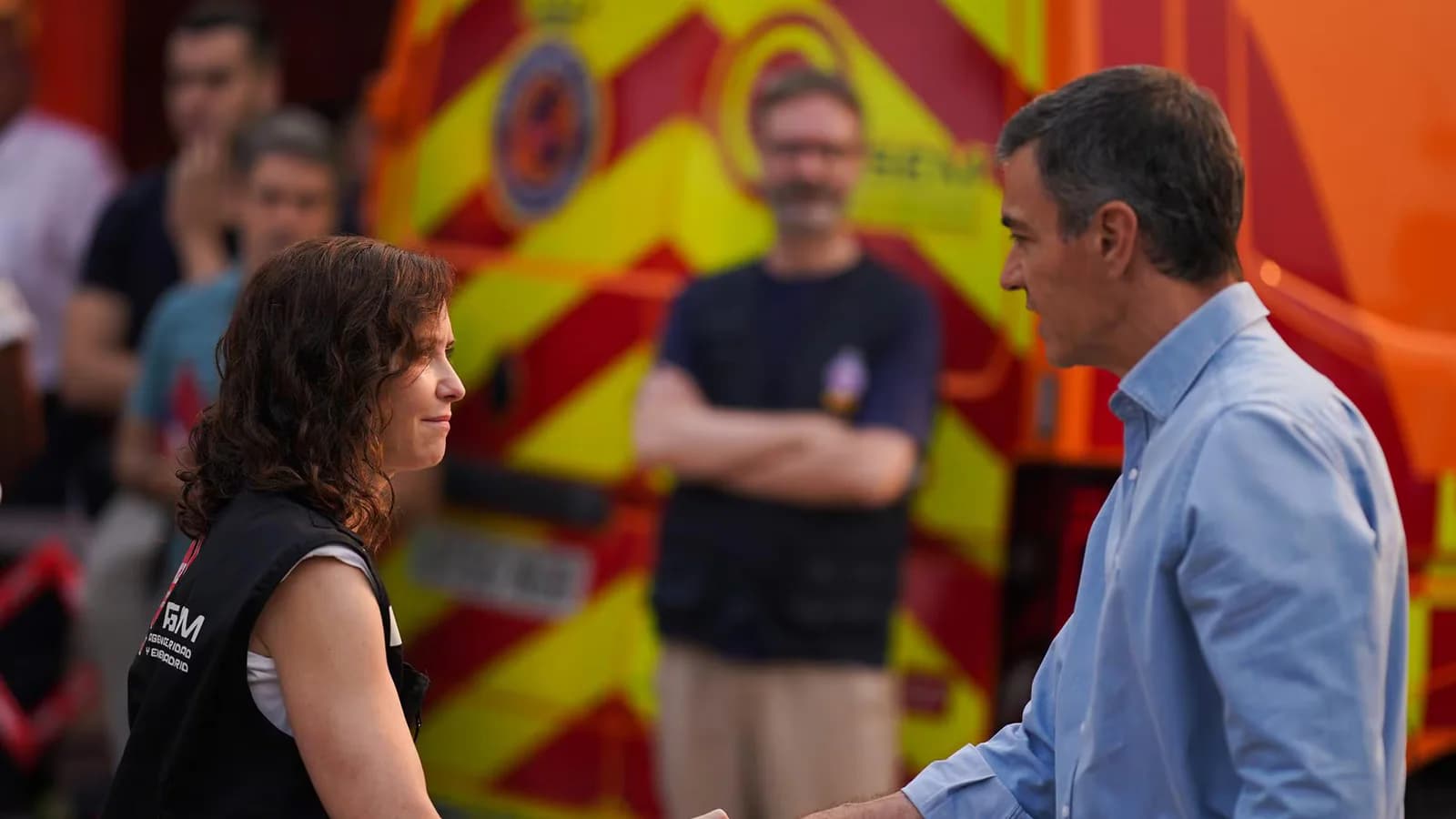 Ayuso y Sánchez siguen en Cenicientos la evolución del incendio en la Sierra Oeste