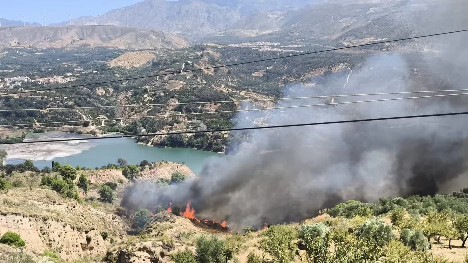 Incendio en El Valle: decretan la emergencia nivel 1 y confinan a Pinos del Valle