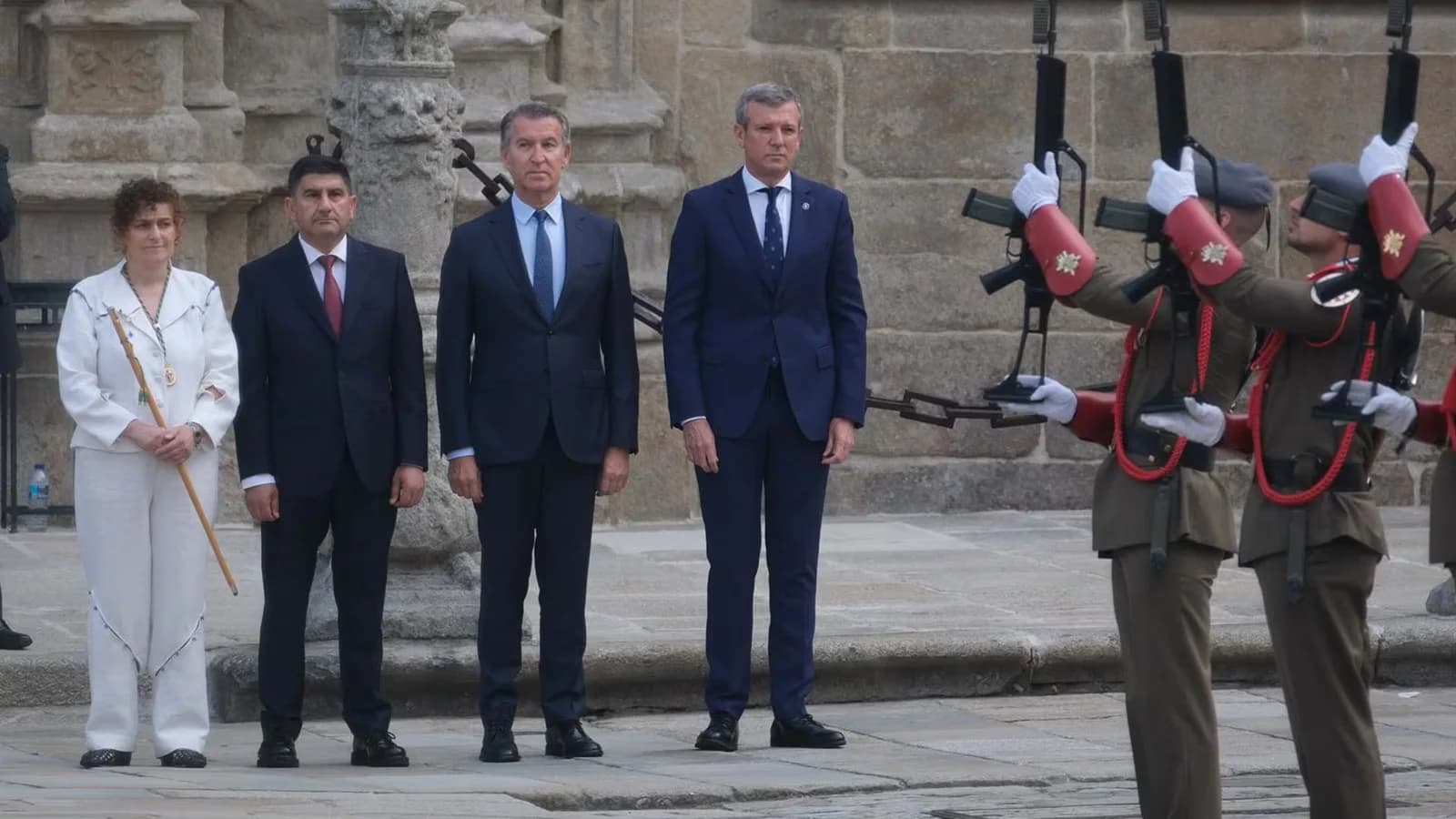 Santiago celebró su día grande con colas en el Obradoiro y fuertes controles de seguridad