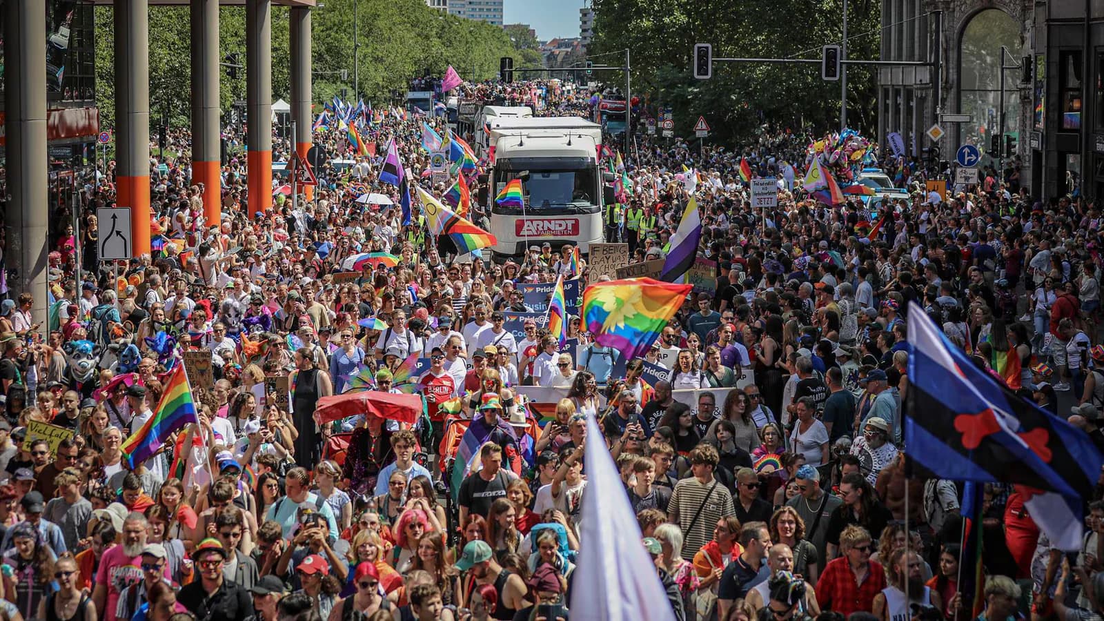 Atropello durante el Orgullo en Berlín: hay varios heridos y cancelaron el evento