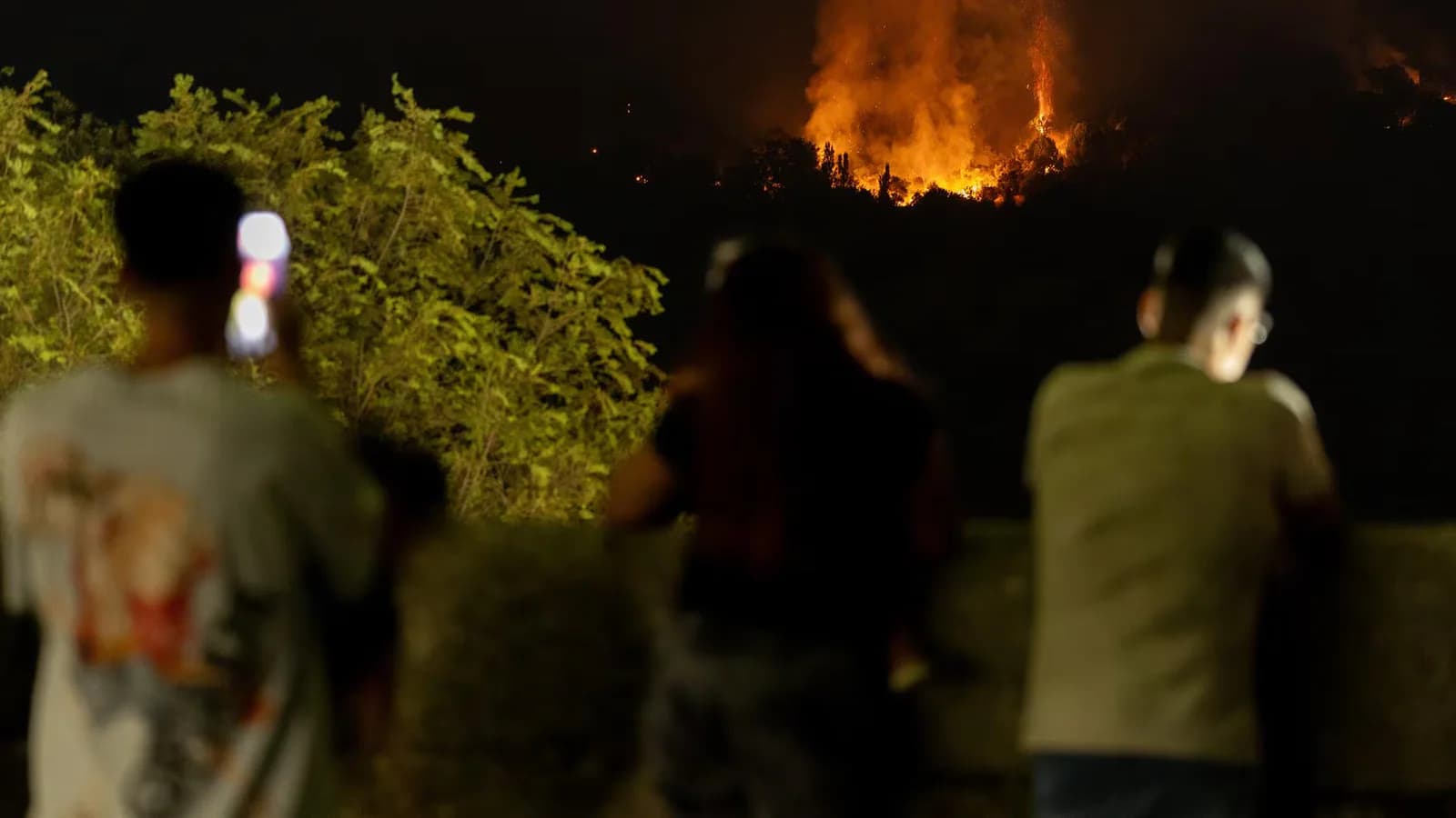 La UME considera contenido el incendio entre Ávila y Madrid, aunque persisten focos activos