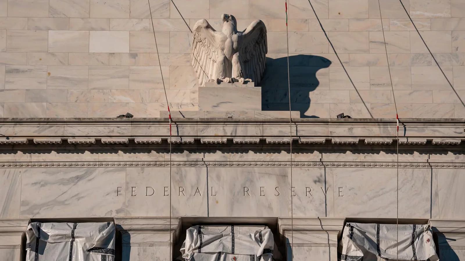La Fed mantendría las tasas sin cambios ante la mejora de la inflación y el empleo