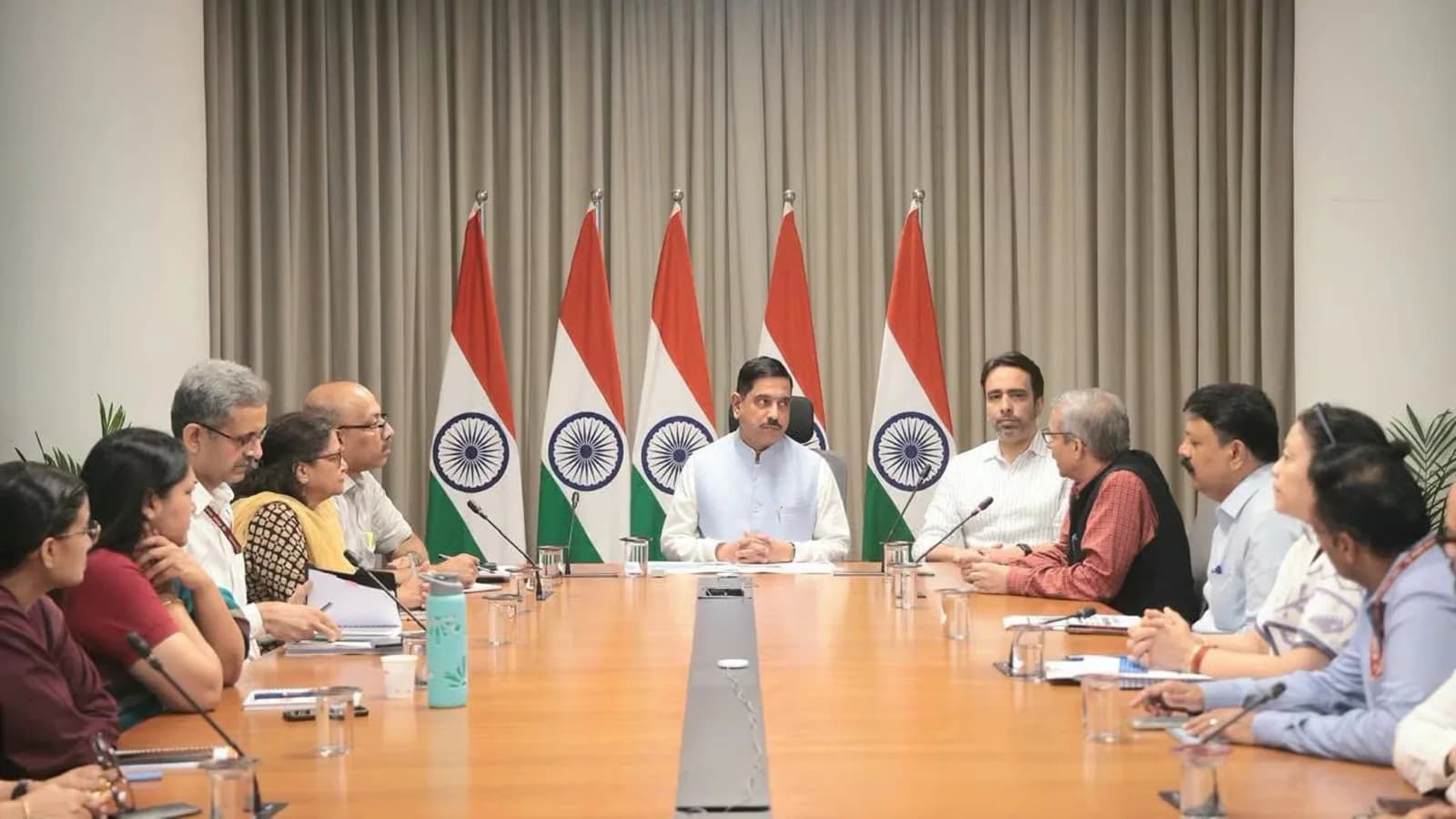 Pralhad Joshi asumió como ministro de Educación de India tras las protestas estudiantiles