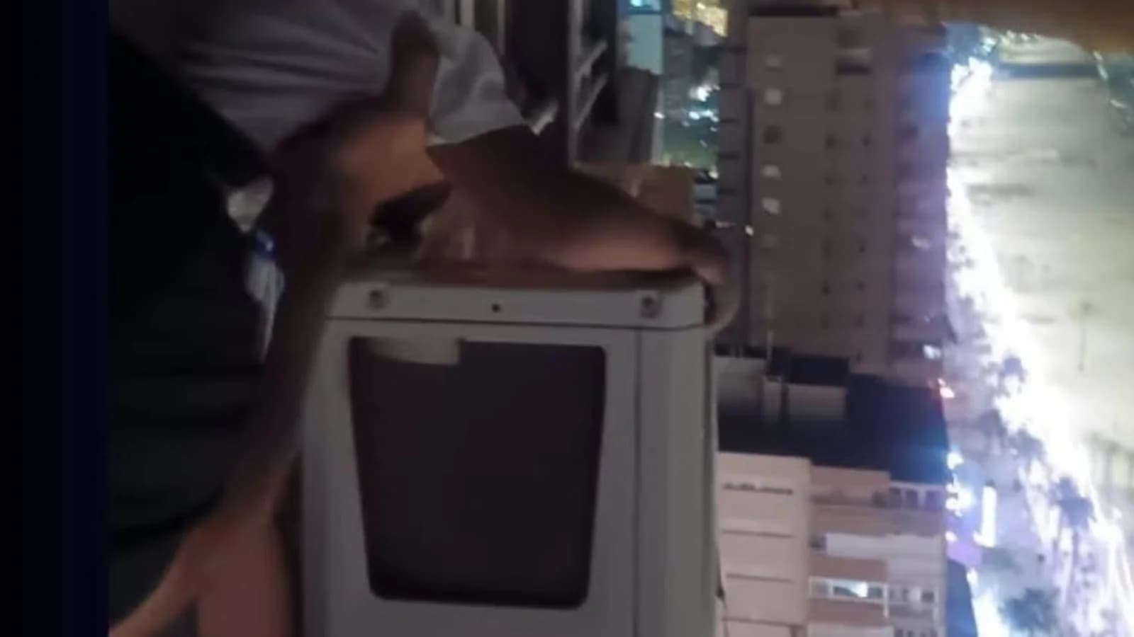 Rescatan a un niño del aire acondicionado de un piso 21 en Benidorm