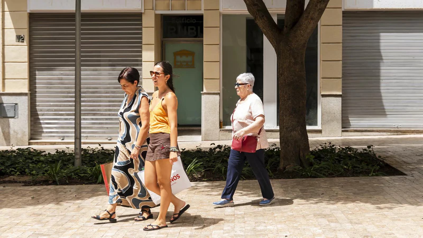 El calor se intensifica este lunes y activa alertas en varias regiones de España