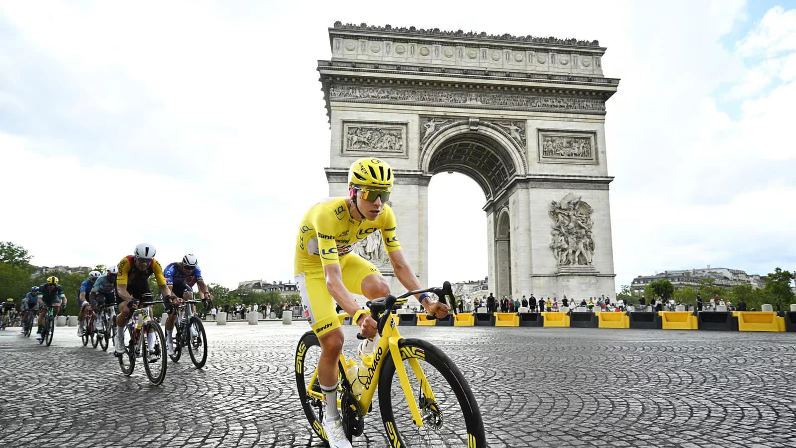 Tadej Pogacar conquistó su quinto Tour de Francia en una jornada vibrante en París