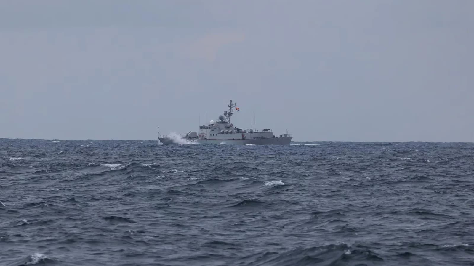 Rescataron a 45 tripulantes tras el hundimiento de un buque vietnamita en el mar de China Meridional