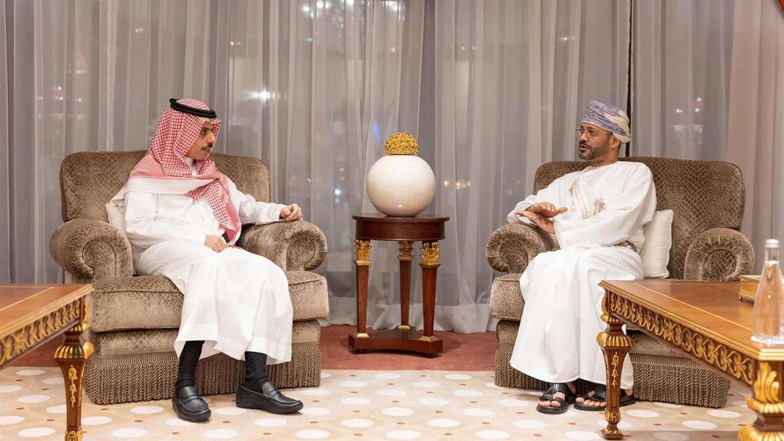 Omán y Arabia Saudita analizan la tensión en el estrecho de Ormuz