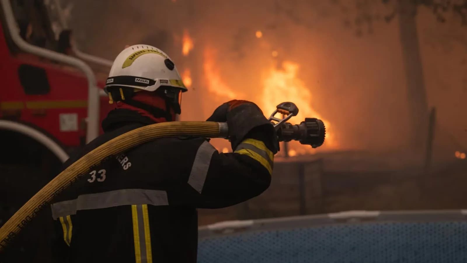 Francia mantiene estabilizado, pero aún activo, el incendio en Gironda