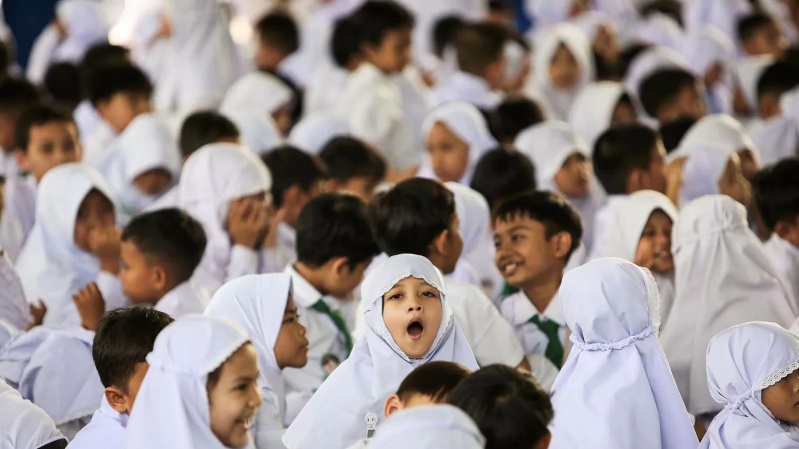 Un bostezo sin disimulo durante la orientación escolar en Indonesia
