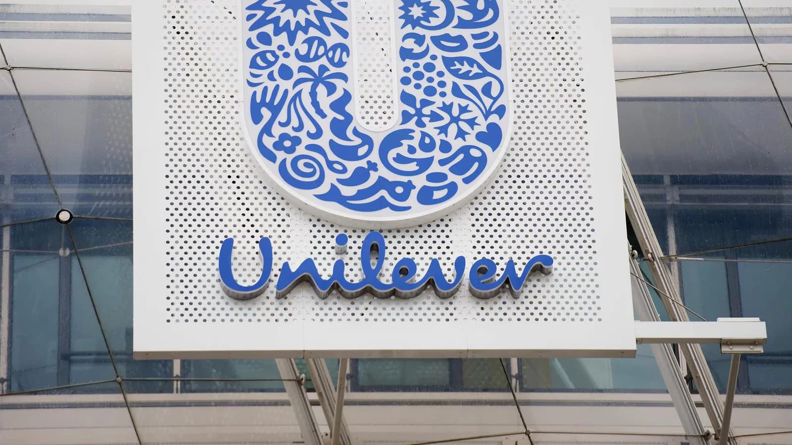 Unilever recorta 5,6% su beneficio semestral y mejora sus previsiones para 2026