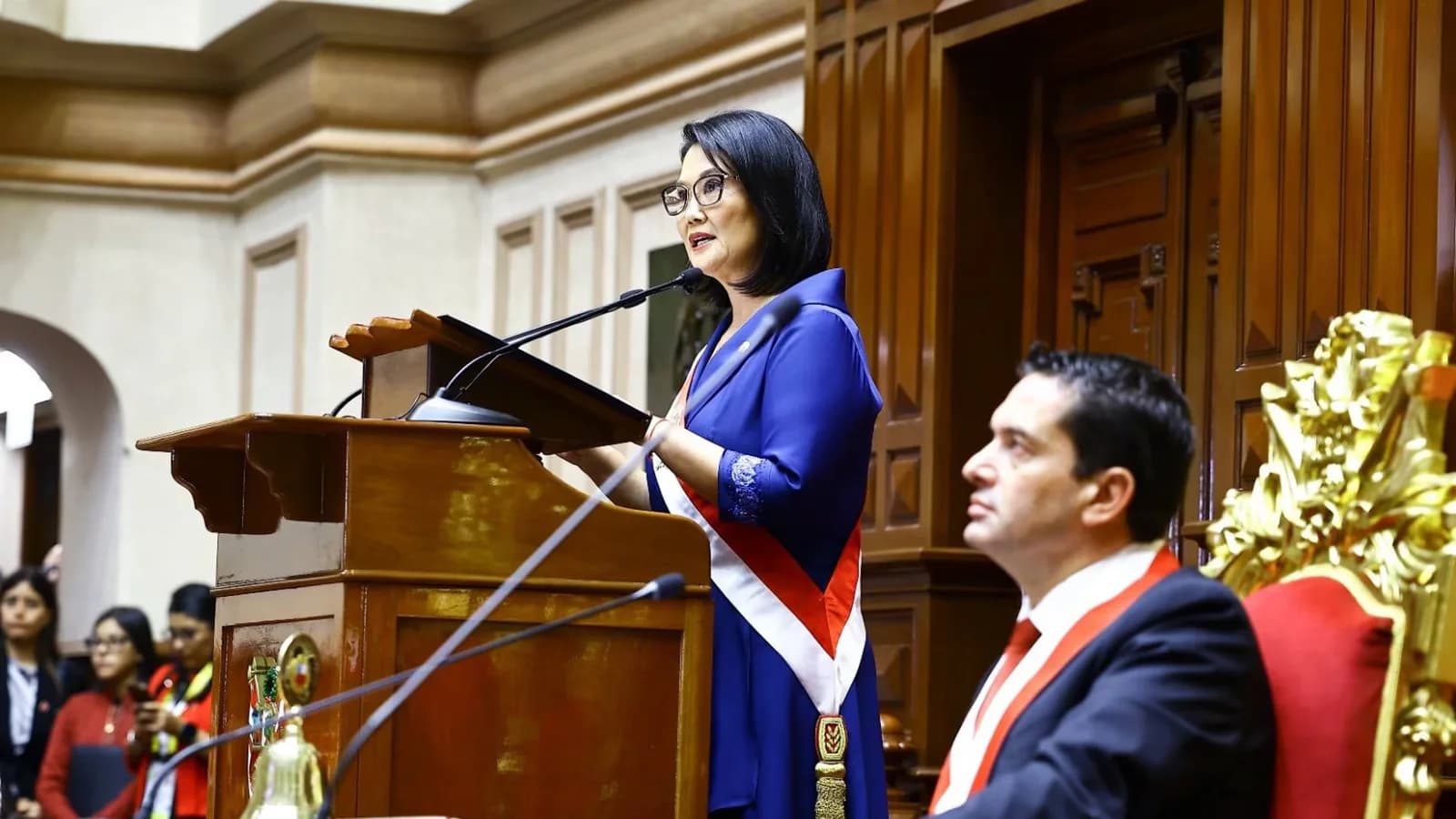 Keiko Fujimori asumió la presidencia de Perú y anunció una suba del salario mínimo